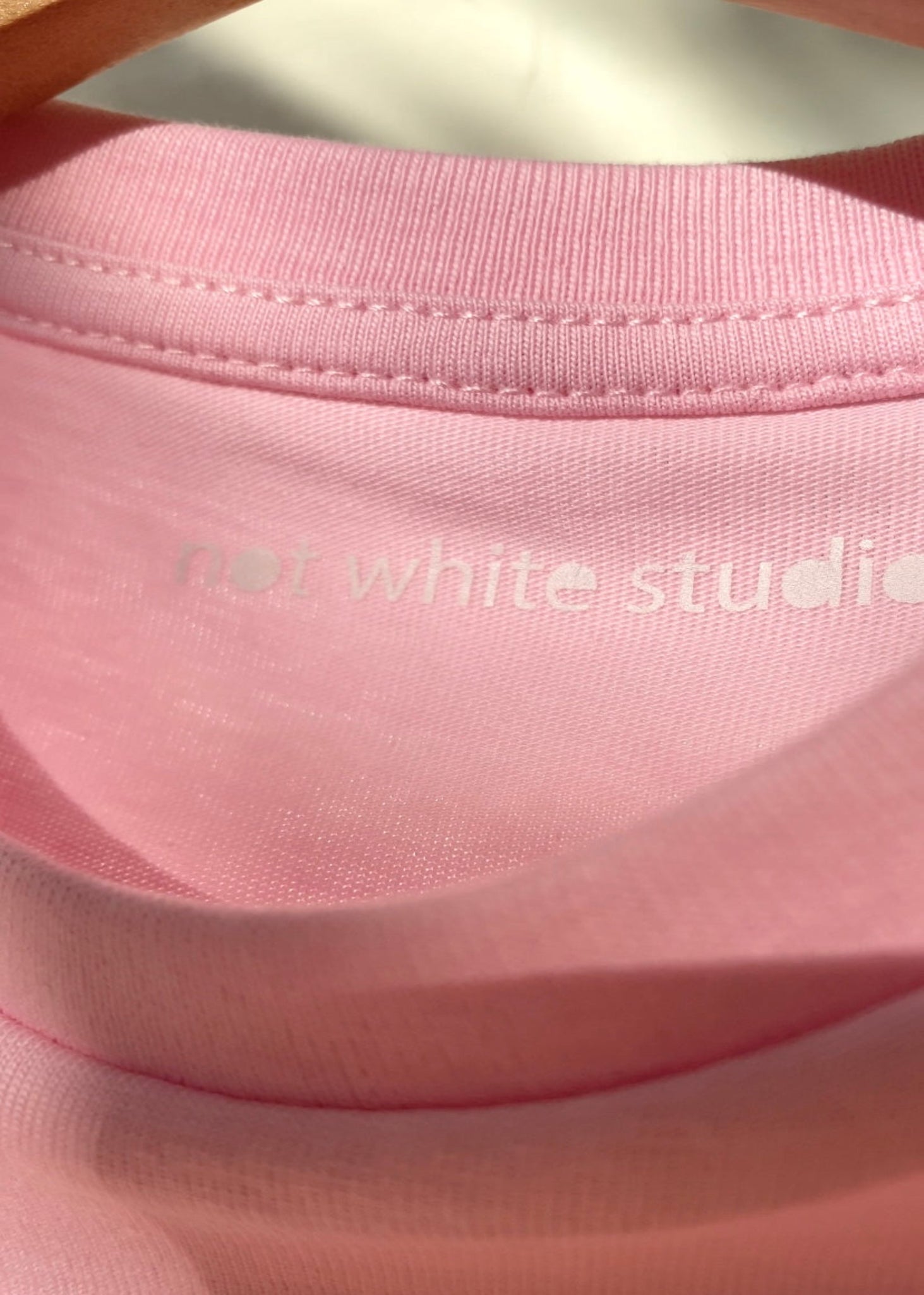 Logo, not white studio, Neckline Print, Soft Pink, Rosa. Nachhaltiges CELEBRATE YOUR MINI TSHIRT aus 100% Bio-Baumwolle. Mit Druckknopf für leichtes An- und Ausziehen. Personalisierbar mit Flockbuchstaben (Öko-Tex-Standard 100) auf dem Rücken. Pflegehinweise beachten für lange Freude am Shirt. Individuelle Fertigung, Lieferzeit 3-10 Tage.