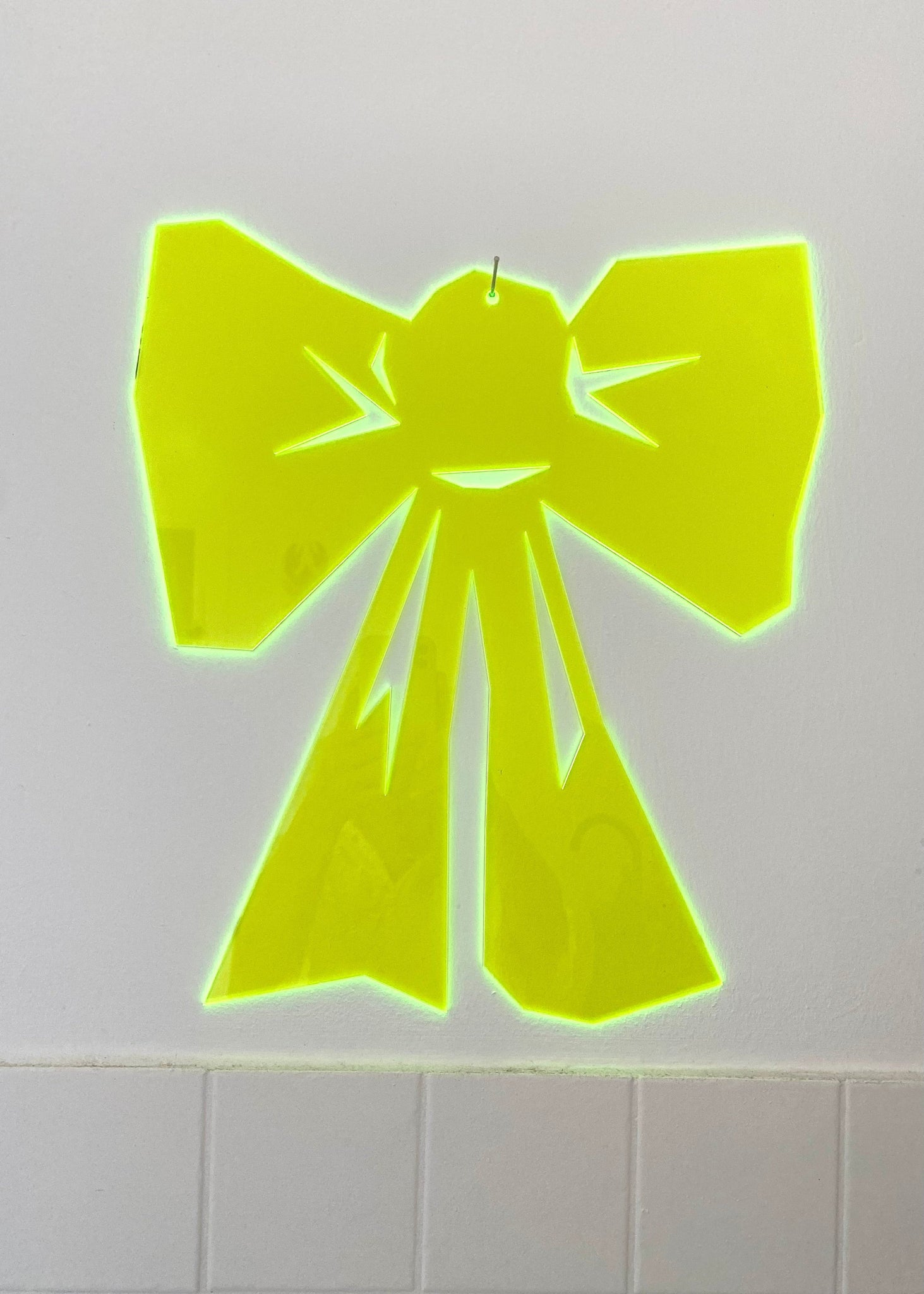 Schleife aus recyceltem Acrylglas, Kunst für die Wand, trendy Deko, Neongelb, Neon und leuchtend. 