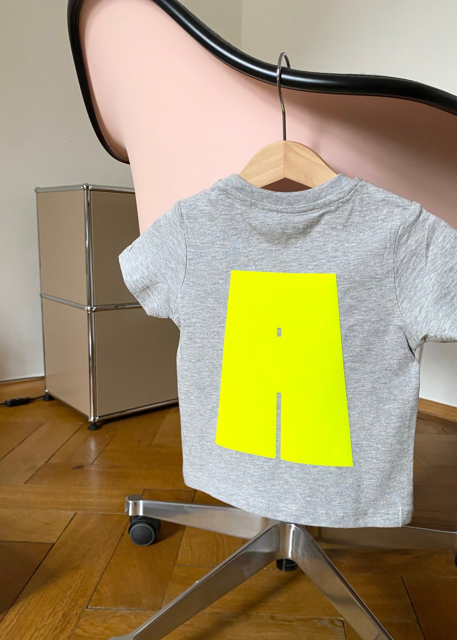 Kinder T-shirt, unisex, Grey Melange Print A in Neon Yellow. Nachhaltiges CELEBRATE YOUR MINI TSHIRT aus 100% Bio-Baumwolle. Mit Druckknopf für leichtes An- und Ausziehen. Personalisierbar mit Flockbuchstaben (Öko-Tex-Standard 100) auf dem Rücken. Pflegehinweise beachten für lange Freude am Shirt. Individuelle Fertigung, Lieferzeit 3-10 Tage.