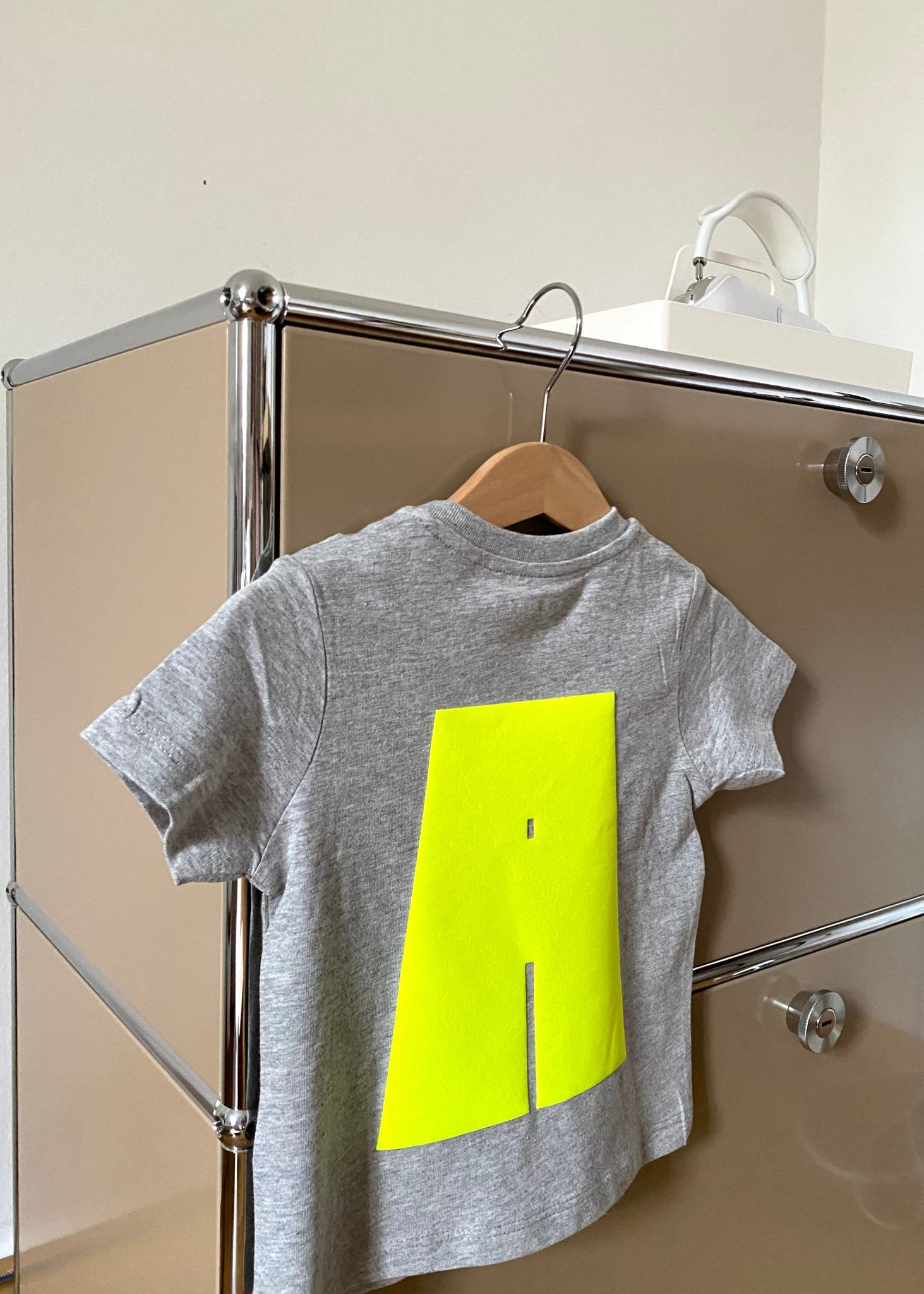 Nachhaltiges CELEBRATE YOUR MINI TSHIRT aus 100% Bio-Baumwolle. Mit Druckknopf für leichtes An- und Ausziehen. Personalisierbar mit Flockbuchstaben (Öko-Tex-Standard 100) auf dem Rücken. Pflegehinweise beachten für lange Freude am Shirt. Individuelle Fertigung, Lieferzeit 3-10 Tage.